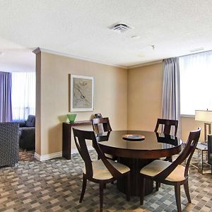 Deluxe One-Bedroom King Suite